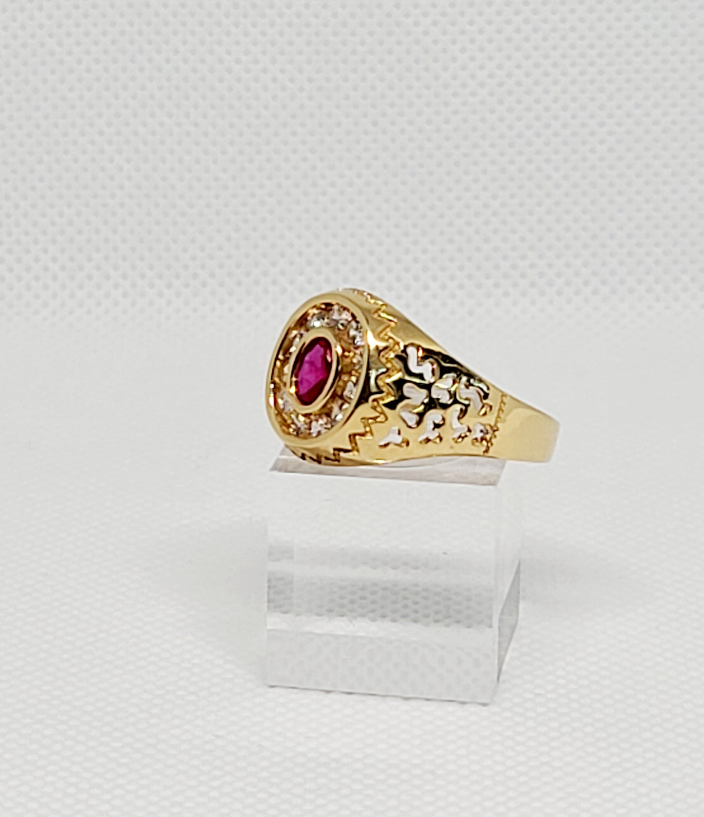 Anillo de circón rojo de 14 quilates para hombre con círculo de topacio blanco