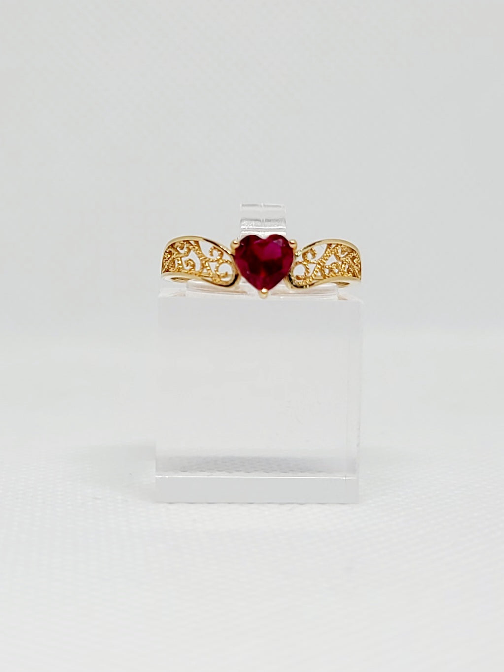 Anillo de corazón único con circonita roja para mujer de 14 quilates