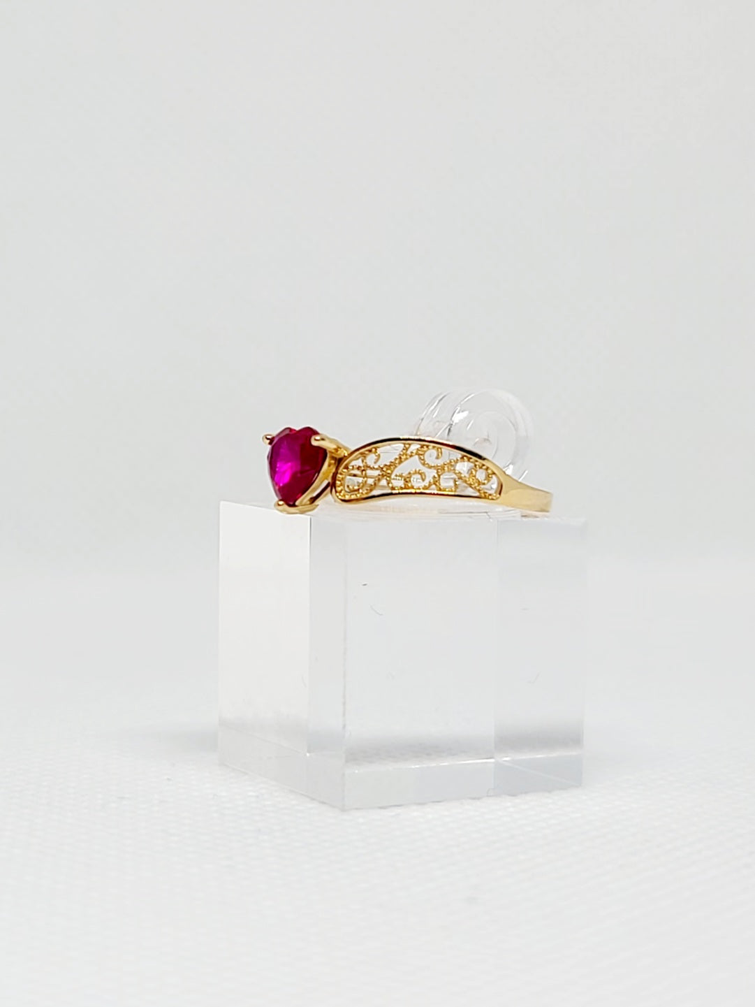 Anillo de corazón único con circonita roja para mujer de 14 quilates