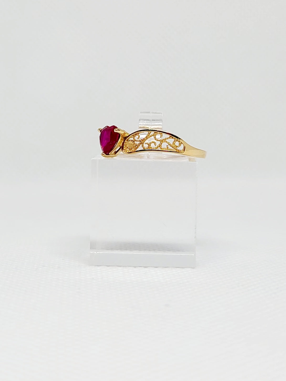 Anillo de corazón único con circonita roja para mujer de 14 quilates