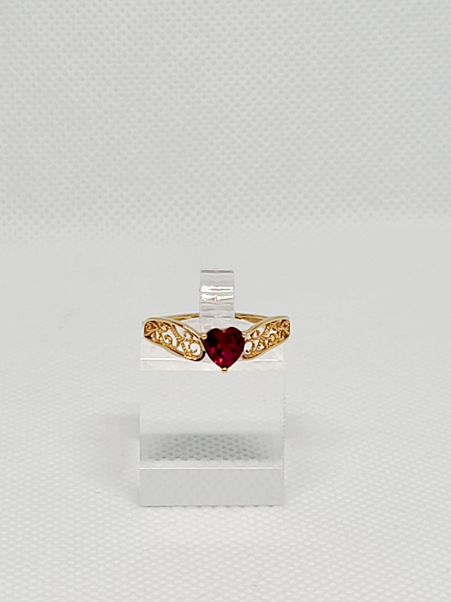 Anillo de corazón único con circonita roja para mujer de 14 quilates